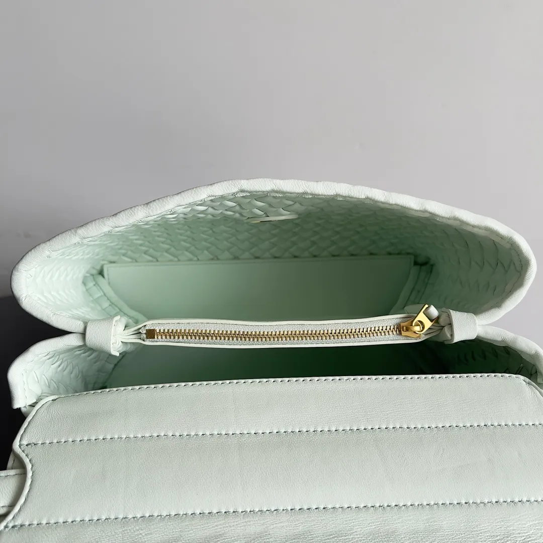 Batch 2320 BV patti bag is full of three-dimensional quilted leather strips. Low-key luxury is often hidden in details and craftsmanship. This bag opens and closes casually, and is simple and elegant overall. It is equipped with a detachable shoulder strap, which can be carried cross-body or carried by hand to match different outfits. The interior is designed with double layers and a small zippered compartment to ensure the safety of private items. No matter the capacity, shape or privacy, it is full of security when you go out. Style number: 776783 Size: 19*26*11cm